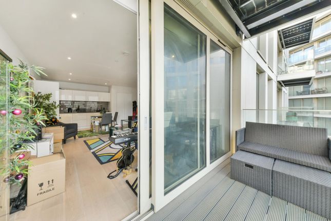 Flat to rent in Liner House, Royal Wharf, London