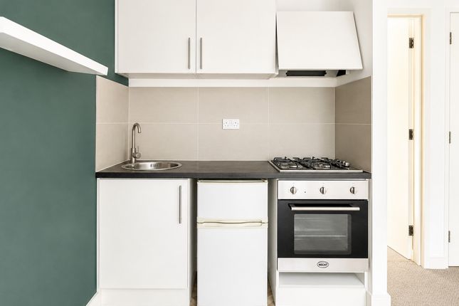 Flat Flat B, 321, High Street, Rochester photo 3