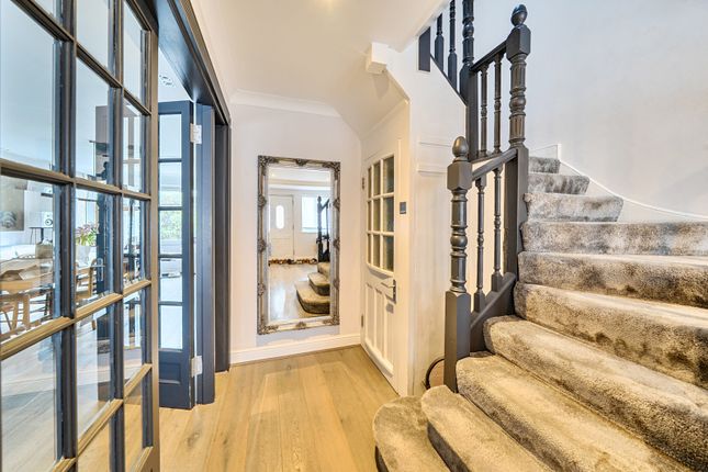 11, Hillcrest Gardens, London photo 2