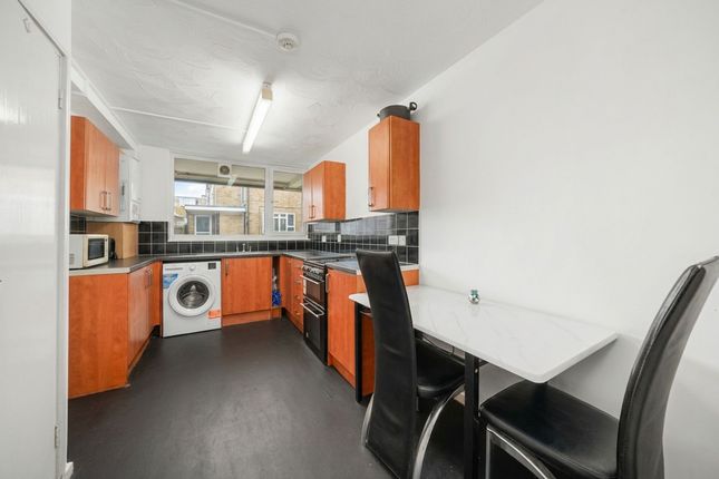 22 Hitchin Square, London photo 4