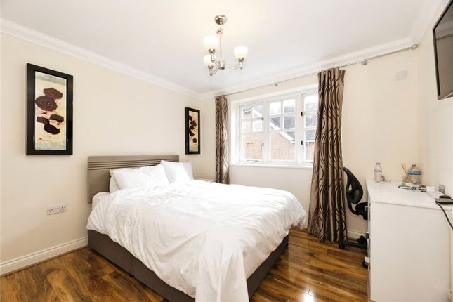 4, Walnut Tree Place, Woking photo 4