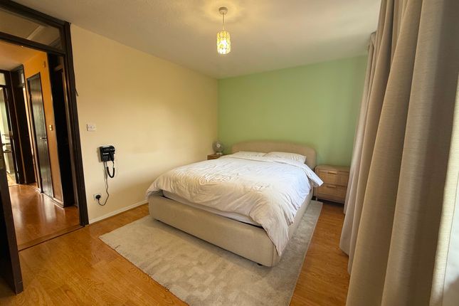 14 Wyke Close, Isleworth photo 5
