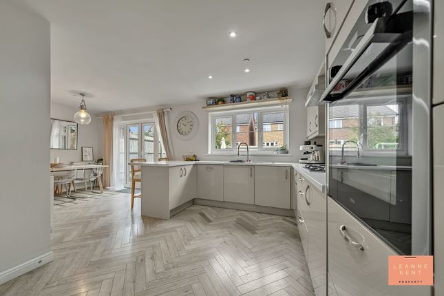 5 Holly Field Rise, Caerphilly photo 4