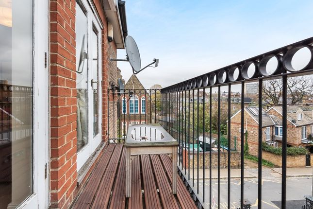 11 Capitol Apartments, 5, Bolingbroke Walk, London photo 2
