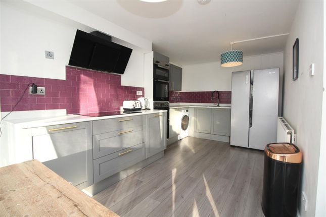 37, Ringwood Close, Crawley photo 2