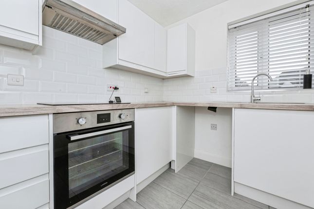 37, Eton Way, Kent photo 4