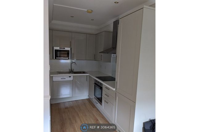 Flat   Eardley Crescent, London photo 3