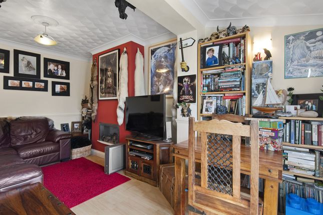22, Maypole Crescent, Ilford photo 3