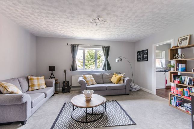Flat to rent in Hawarden Hill, Gladstone Park, London