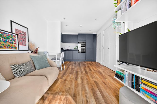 Flat 55, Riders Towers, 39 Track Street, London photo 4