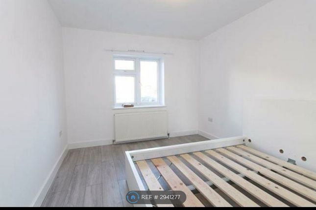 Flat Ground Floor  Tangmere Gardens, Northolt photo 3