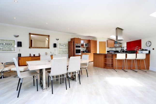 Penthouse for sale in Penthouse, Moorings House, `The Island`, Brentford