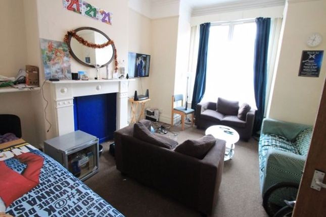 A Cozy And Well-Lit Single Bedroom Featuring A Com...