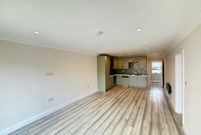 Flat 5, Watford photo 2