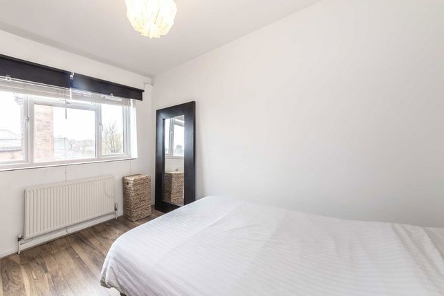 Flat 35, Coronation Court, Brewster Gardens, London photo 3
