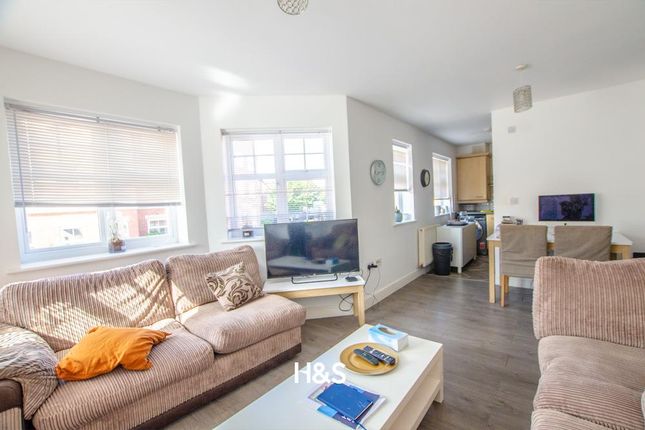 50 Ratcliffe Avenue - Lounge.Jpg