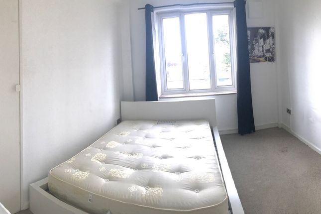 Flat 19, Mayhew Court Denmark Hill Estate, London photo 5