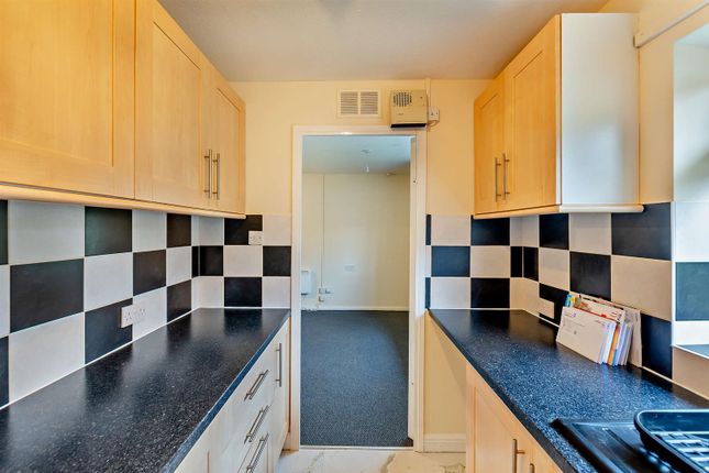 Flat for sale in Ryehill Close, Long Buckby, Northampton