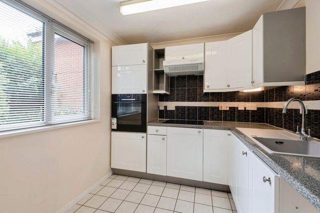 38, Collingwood Court, Royston photo 4