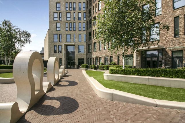 Flat for sale in Williamsburg Plaza, London