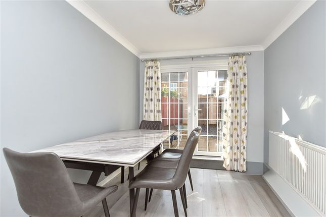 Yeates Drive Kemsley, Sittingbourne photo 3