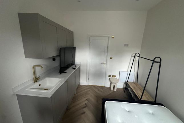 Flat 2, 1, Dyers Lane, London photo 2
