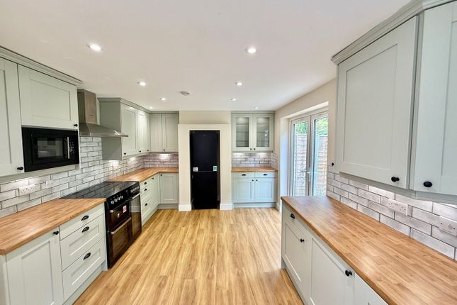14, Beechwood Close, Ascot photo 4