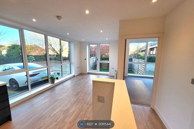 Flat, Thornetts House Challenge Court, Leatherhead photo 4