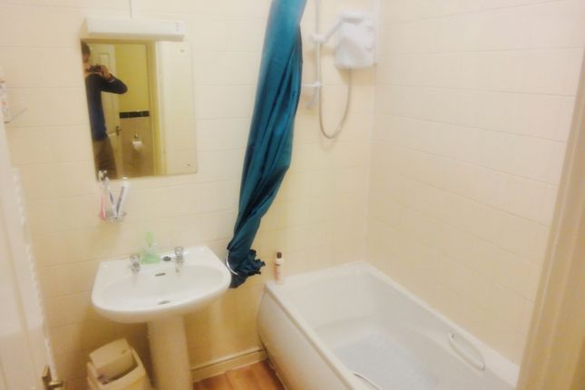 Flat 2, 12 Powderham Crescent, EXETER photo 4
