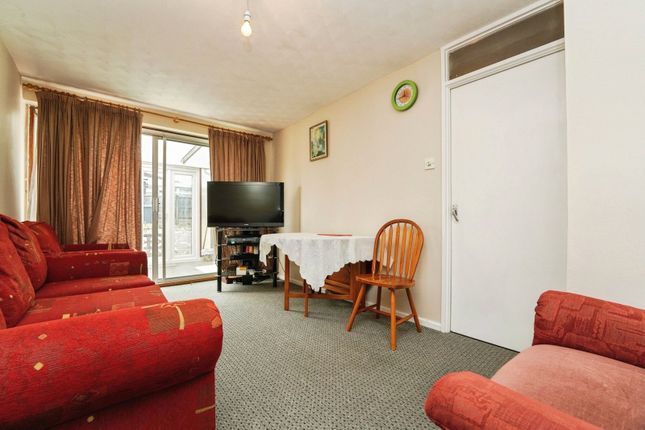 10, Golden Close, Gloucester photo 3