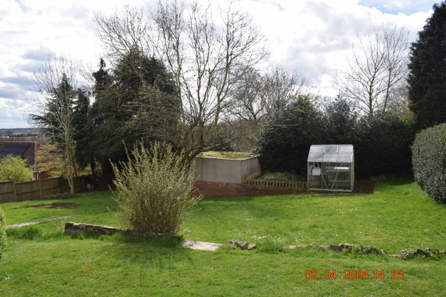 Detached bungalow to rent in Oldbury Road, Nuneaton