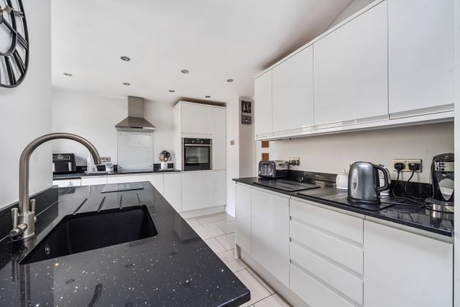 1375393-7-690A13263647F