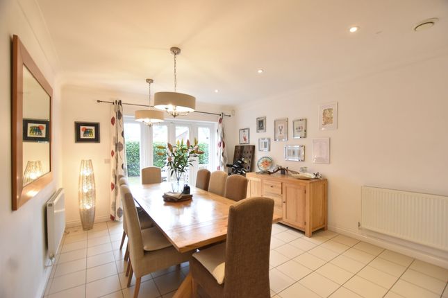 7 Mulberry Way, Ashtead photo 4
