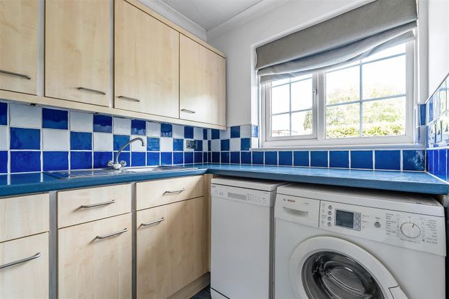 20, Parr Close, Leatherhead photo 4