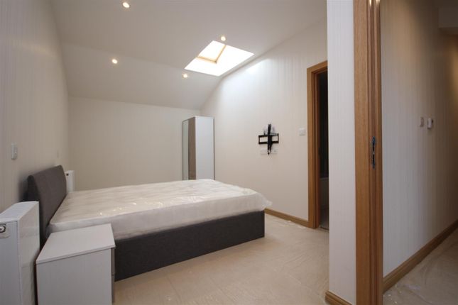 Thumbnail Flat to rent in North Acton Road, North Acton