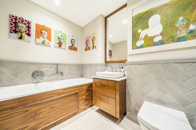 Flat for sale in Kidderpore Avenue, London