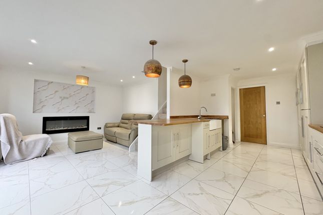 8, Clifton Avenue, Blackpool photo 4