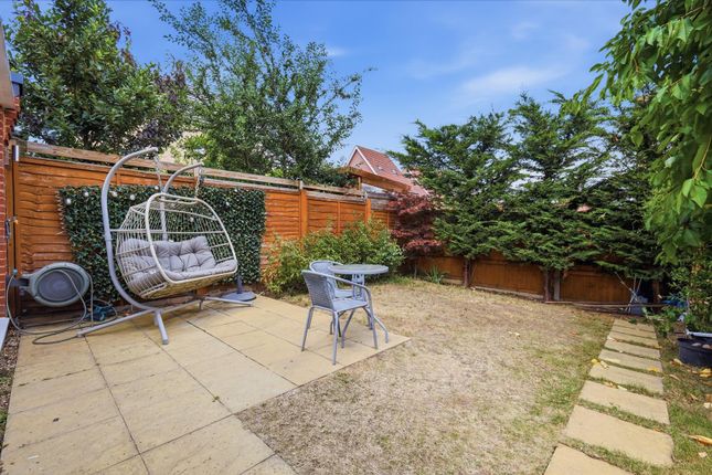 6, Foxglove Gardens, Chigwell photo 3