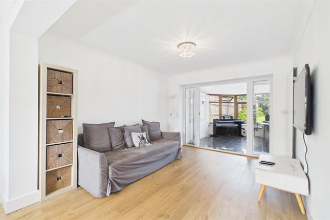 51, Palmers Grove, Waltham Abbey photo 4