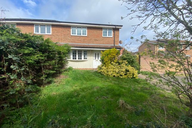 9, Farm Close, Bedford photo 2