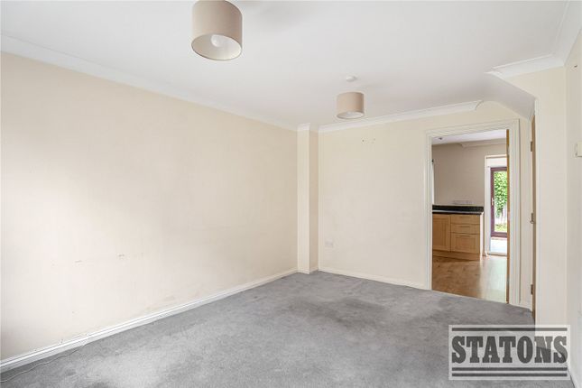 6, Pearson Close, Barnet photo 3