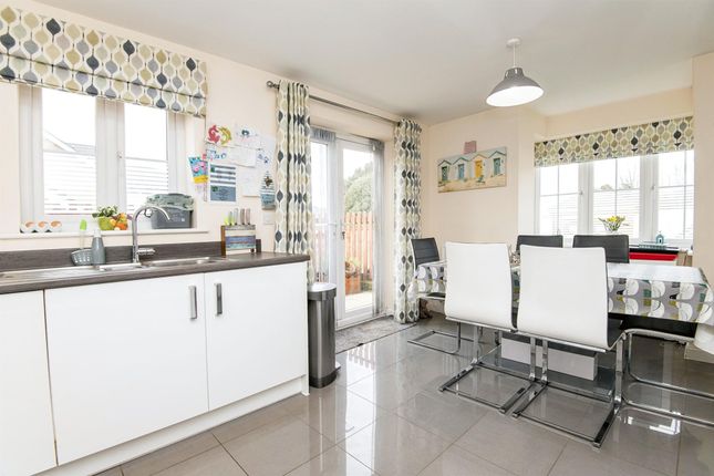 21, Cloakham Drive, Axminster photo 4