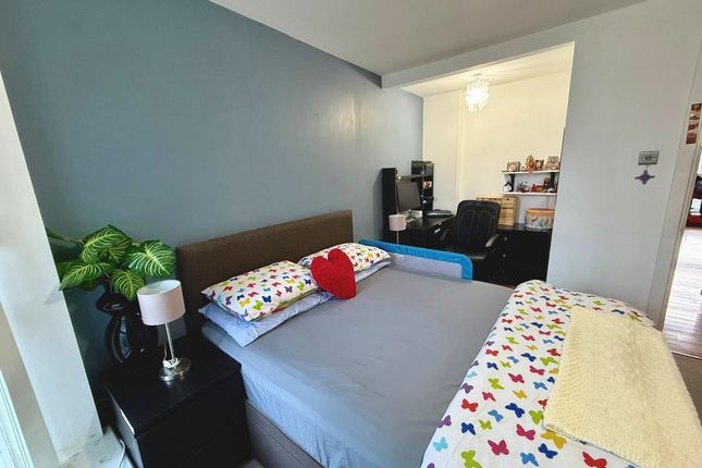 82, Barrier Point Road, London photo 4