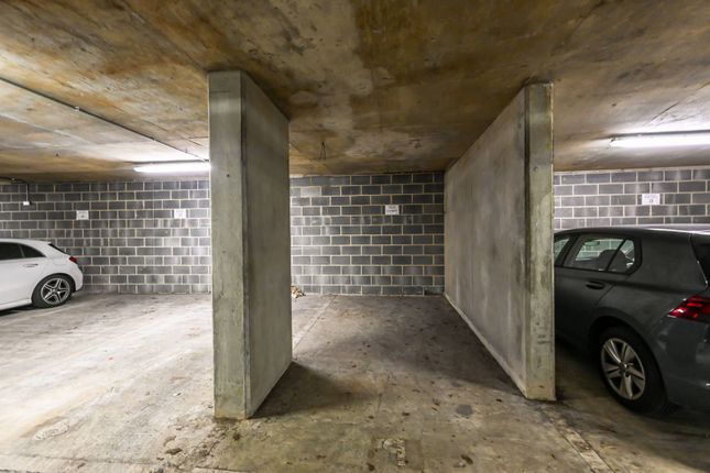 Parking/garage to rent in Plough Road, Battersea