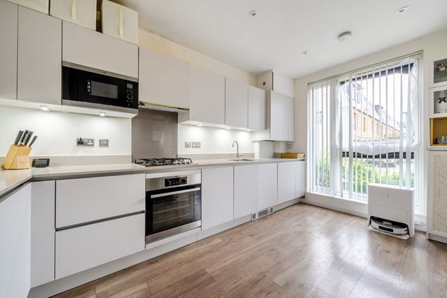 Flat 15, Delphi House, 4 Hera Avenue, Barnet photo 4