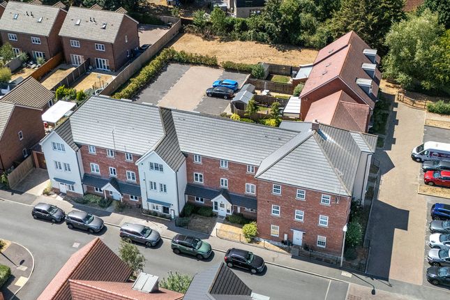 2-bed flat on Jasmine Square, Reading, £98,000