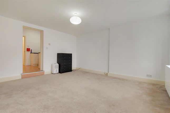 Thumbnail Flat to rent in Frithville Gardens, London