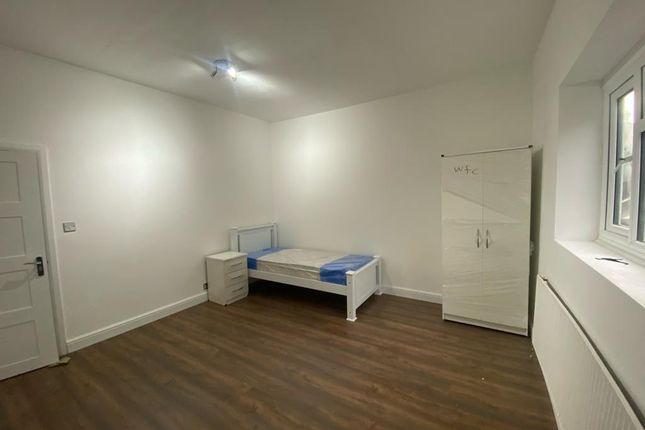 Shared accommodation to rent in Clapham High Street, London