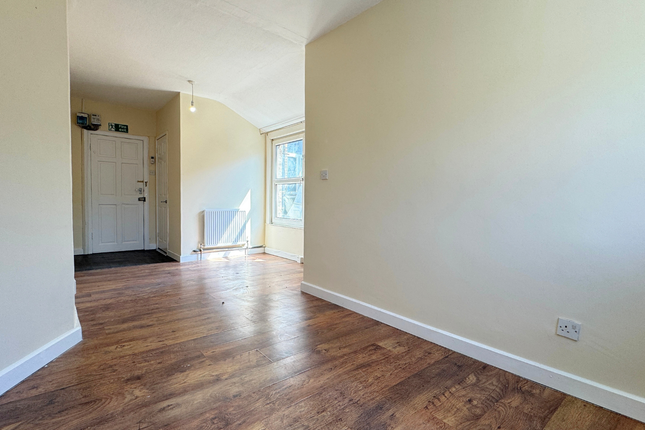 Flat 1 22A Conway Road, London photo 4