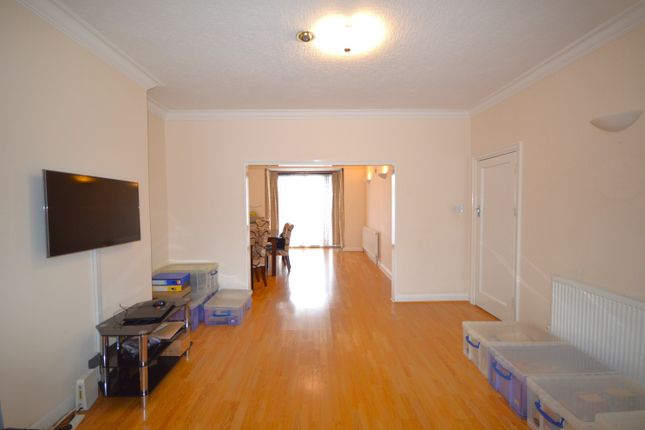 30, Oxenpark Avenue, Wembley photo 4